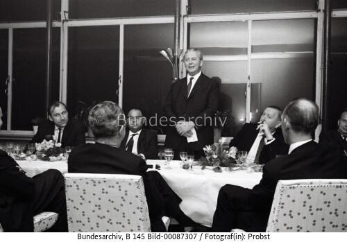 Bundesratspräsident <span class="match">Kiesinger</span> gibt einen Empfang für die Minister der Länder im Presseclub 1963