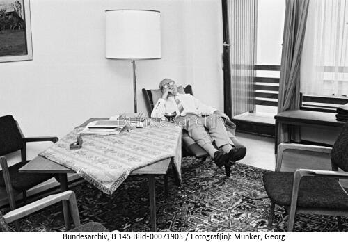 BM Heinemann in seinem Abgeordnetenappartment in Bonn 1967