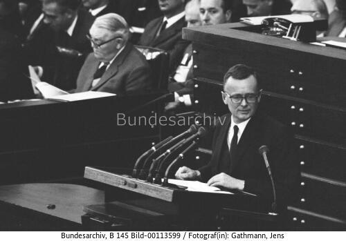 Bundestagssitzung 1966 / Debatte und Fragestunde / Präside Schiller