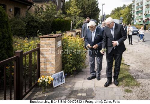 Bundespräsident Frank-Walter Steinmeier bei der Stolpersteinverlegung zu Ehren Bernd Lüdkes 2021