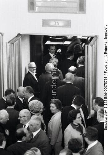 Bundestagssitzung 1968 / 2. Lesung der Notstandsgesetze / Abstimmung
