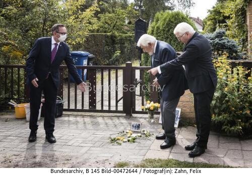 Bundespräsident Frank-Walter Steinmeier bei der Stolpersteinverlegung zu Ehren Bernd Lüdkes 2021