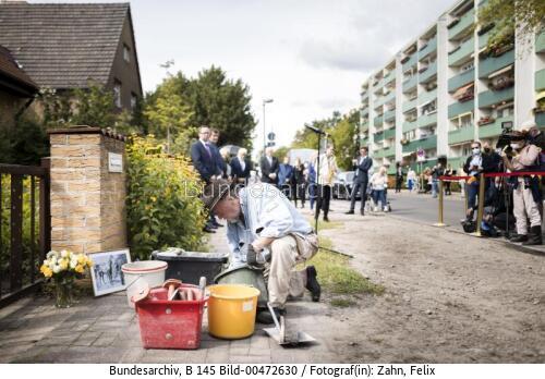 Bundespräsident Frank-Walter Steinmeier bei der Stolpersteinverlegung zu Ehren Bernd Lüdkes 2021