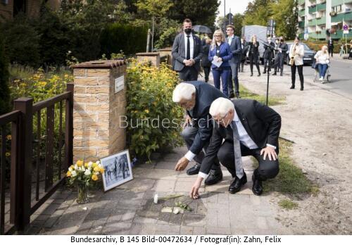 Bundespräsident Frank-Walter Steinmeier bei der Stolpersteinverlegung zu Ehren Bernd Lüdkes 2021