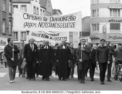 Demonstration gegen die Notstandsgesetze 1968