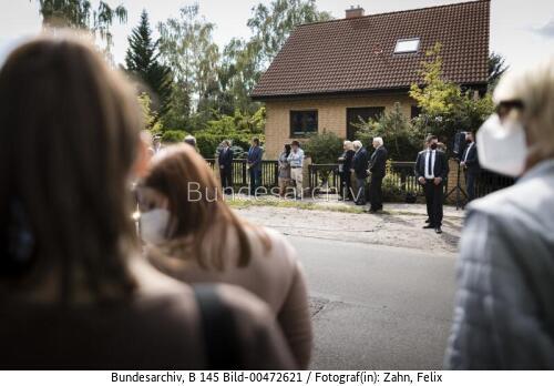 Bundespräsident Frank-Walter Steinmeier bei der Stolpersteinverlegung zu Ehren Bernd Lüdkes 2021