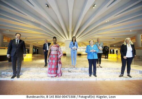 Bundeskanzlerin Angela Merkel mit Literatin Chimamanda Ngozi Adichie, Publizistin Miriam Meckel und Journalistin Lea Steinacker 2021