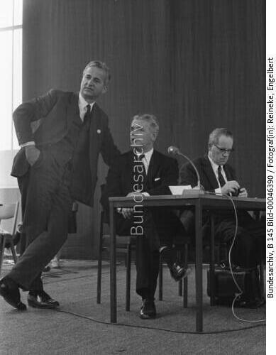Regierungssprecher Ahlers und von Weizsäcker beim evangelischen Kirchentag 1967