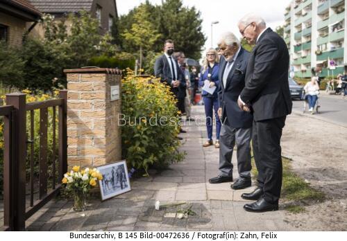 Bundespräsident Frank-Walter Steinmeier bei der Stolpersteinverlegung zu Ehren Bernd Lüdkes 2021