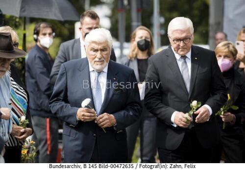 Bundespräsident Frank-Walter Steinmeier bei der Stolpersteinverlegung zu Ehren Bernd Lüdkes 2021
