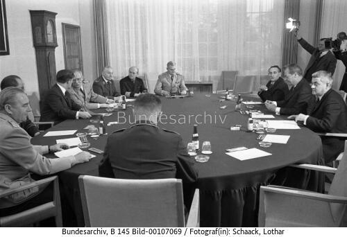 Bundeskanzler Brandt empfängt ranghohe Generäle der Bundeswehr 1969