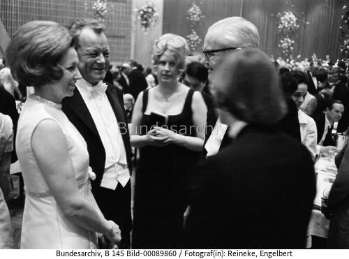 Bundespresseball 1969 / Bundeskanzler Brandt und Sängerin Ofarim