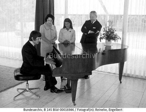 Bundeskanzler Kiesinger und Udo Jürgens im Kanzlerbungalow 1969