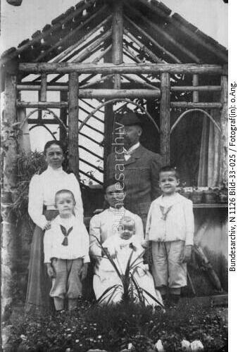 Familie Himmler mit Kindermädchen
