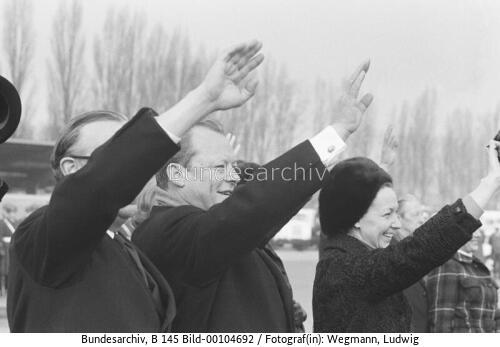 Ehepaar Brandt verabschiedet schwedischen Ministerpräsidenten am Flughafen 1970
