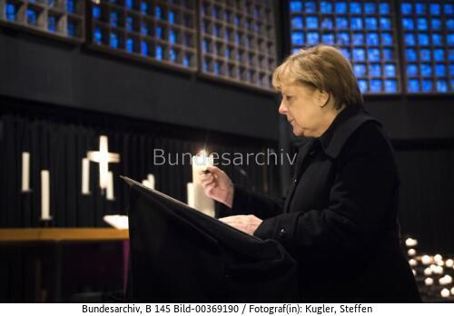 Bundeskanzlerin Angela Merkel: Eintrag in das Kondolenzbuch in der Gedächtniskirche 2016