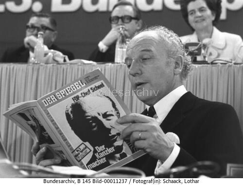 23.<span class="match">FDP</span>-Parteitag in Freiburg 1972 / Scheel liest Zeitung