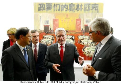 Bundespräsident Gauck: Besuch der Ausstellung "Overview - Blicke auf China" 2015