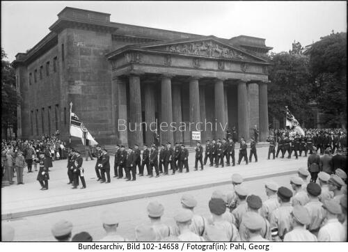 Berlin, Neue Wache, Vorbeimarsch der Marine