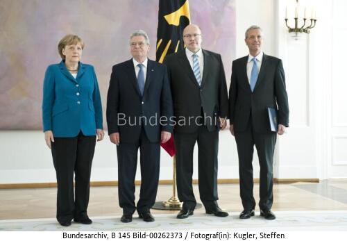 Bundespräsident Gauck: Entlassungsurkunde an BM Röttgen und Ernennungsurkunde an BM Altmaier 2012