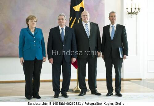 Bundespräsident Gauck: Entlassungsurkunde an BM Röttgen und Ernennungsurkunde an BM Altmaier 2012