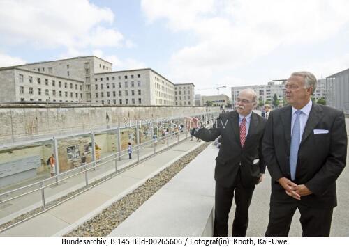 StM Neumann besucht Topographie des Terrors 2012
