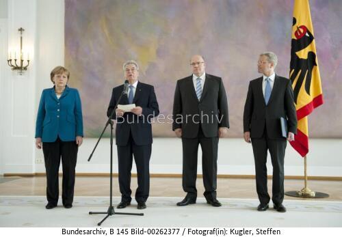 Bundespräsident Gauck: Entlassungsurkunde an BM Röttgen und Ernennungsurkunde an BM Altmaier 2012