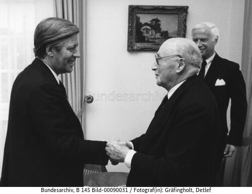 Bundeskanzler Schmidt und Ehrenpräsident der Europäischen Bewegung Monnet 1974