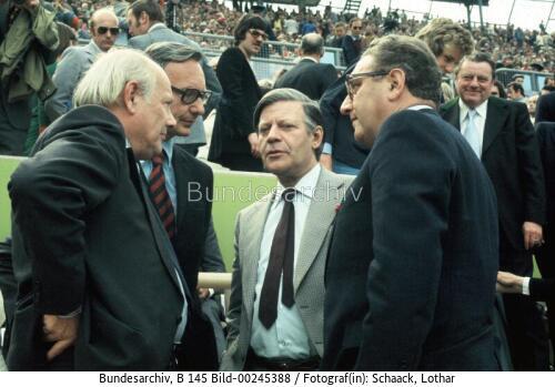 Bundeskanzler Helmut Schmidt beim Endspiel der Fußball-Weltmeisterschaft 1974