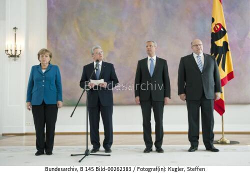 Bundespräsident Gauck: Entlassungsurkunde an BM Röttgen und Ernennungsurkunde an BM Altmaier 2012