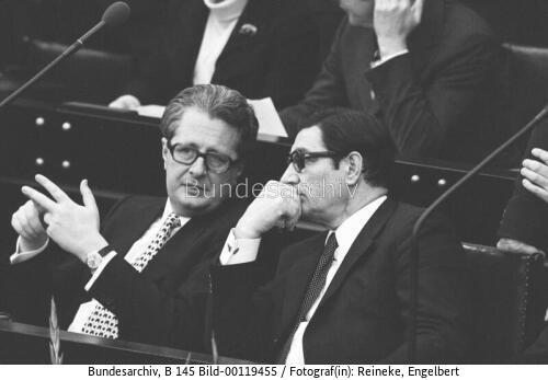 Bundestagssitzung 1974 / BM Vogel und BM Maihofer