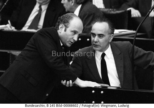 Bundestagssitzung 1974 / BM Friderichs und MdB Lambsdorff