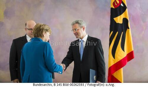 Entlassungsurkunde an BM Röttgen und Ernennungsurkunde an BM Altmaier 2012