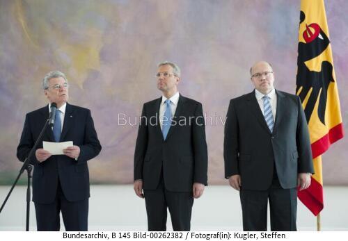 Bundespräsident Gauck: Entlassungsurkunde an BM Röttgen und Ernennungsurkunde an BM Altmaier 2012