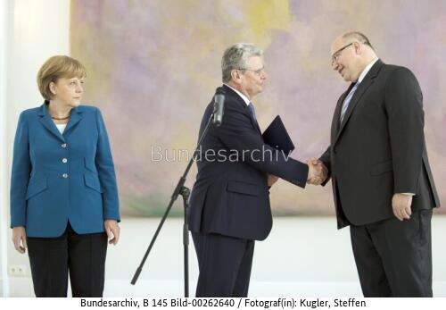 Bundespräsident Gauck: Ernennungsurkunde an BM Altmaier 2012