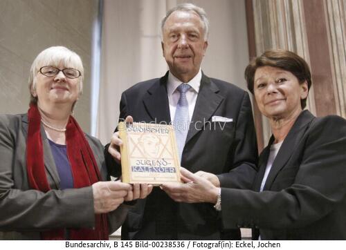 StM Bernd Neumann (BKM): Rückgabe von Büchern aus der Zentralen Landesbibliothek Berlin  2011