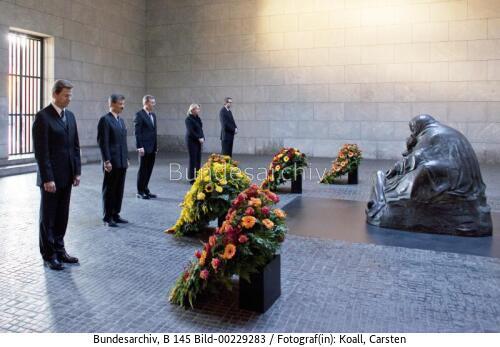 Volkstrauertag / Kranzniederlegung in der Neuen Wache 2010