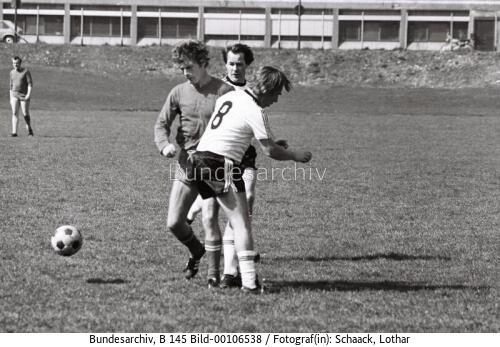 Fußballspiel: Mitglieder des Bundestages gegen Bonner Pressemannschaft im Sportpark Gronau 1976