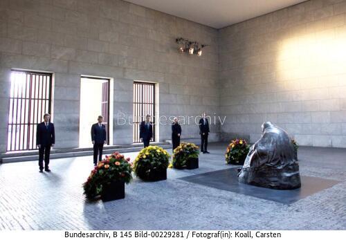 Volkstrauertag / Kranzniederlegung in der Neuen Wache 2010