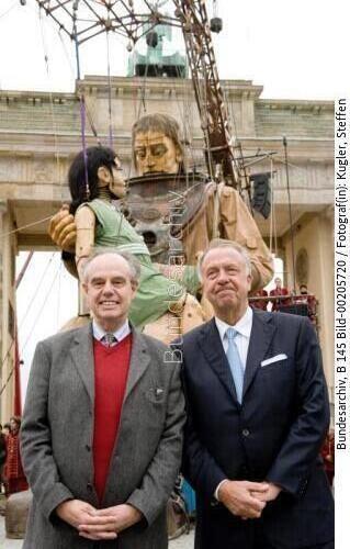 StM Neumann (BKM) empfängt Frédéric Mitterrand französischer  Kulturminister / Spektakel "Die Riesen kommen - Das Wiedersehen von Berlin" 2009