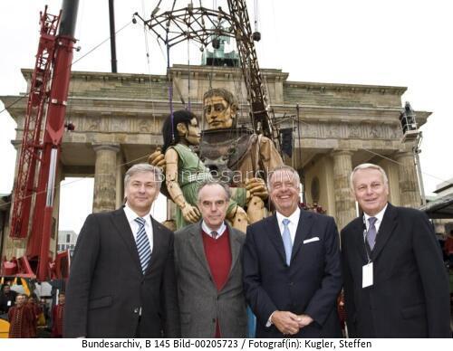 StM Neumann (BKM) empfängt Frédéric Mitterrand französischer  Kulturminister / Spektakel "Die Riesen kommen - Das Wiedersehen von Berlin" 2009