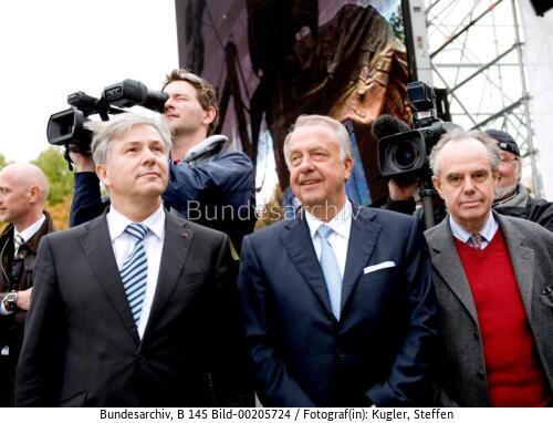 StM Neumann (BKM) empfängt Frédéric Mitterrand französischer  Kulturminister / Spektakel "Die Riesen kommen - Das Wiedersehen von Berlin" 2009
