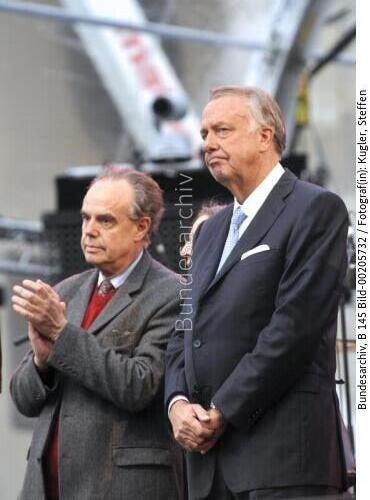 StM Neumann (BKM) empfängt Frédéric Mitterrand französischer  Kulturminister / Spektakel "Die Riesen kommen - Das Wiedersehen von Berlin" 2009