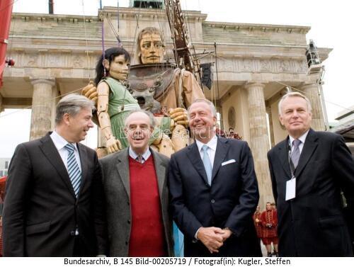 StM Neumann (BKM) empfängt Frédéric Mitterrand französischer  Kulturminister / Spektakel "Die Riesen kommen - Das Wiedersehen von Berlin" 2009