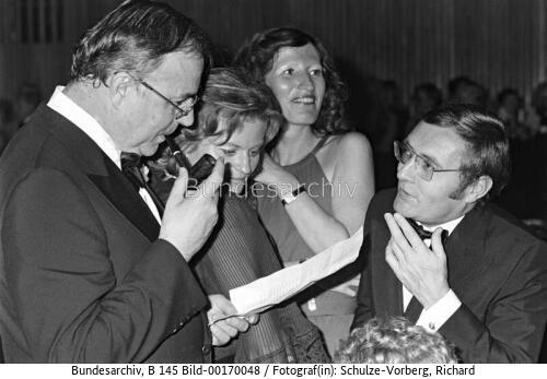 Bundespresseball 1976 / Ehepaar Kohl und Spiegel-Herausgeber Augstein