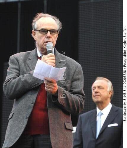 StM Neumann (BKM) empfängt Frédéric Mitterrand französischer  Kulturminister / Spektakel "Die Riesen kommen - Das Wiedersehen von Berlin" 2009