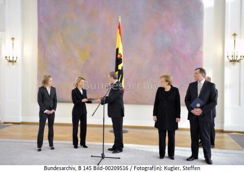 Bundespräsident Köhler überreicht Ernennungsurkunde an BM von der Leyen 2009