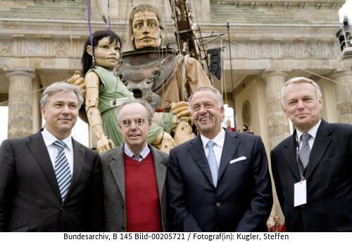 StM Neumann (BKM) empfängt Frédéric Mitterrand französischer  Kulturminister / Spektakel "Die Riesen kommen - Das Wiedersehen von Berlin" 2009
