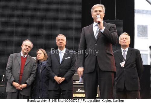 StM Neumann (BKM) empfängt Frédéric Mitterrand französischer  Kulturminister / Spektakel "Die Riesen kommen - Das Wiedersehen von Berlin" 2009