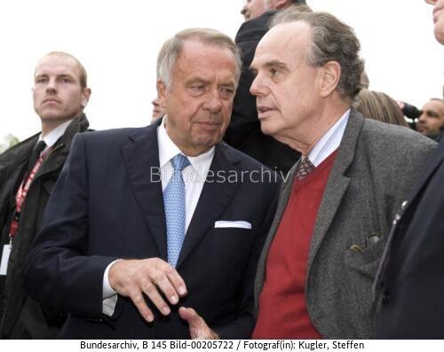 StM Neumann (BKM) empfängt Frédéric Mitterrand französischer  Kulturminister / Spektakel "Die Riesen kommen - Das Wiedersehen von Berlin" 2009